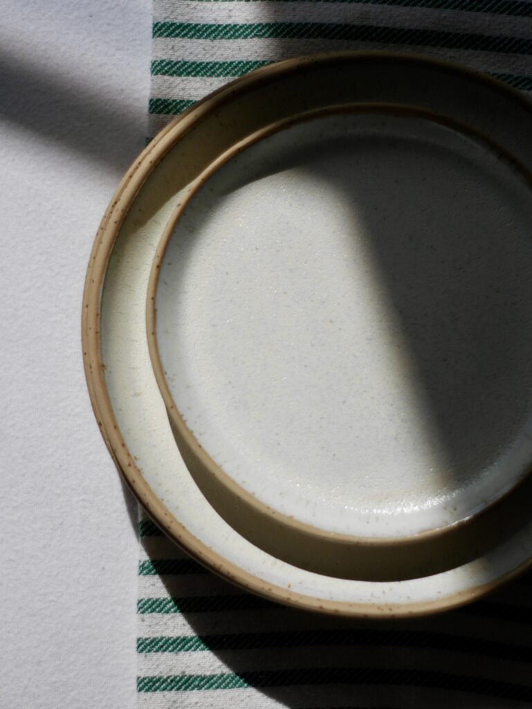 assiettes plates artisanale blanches