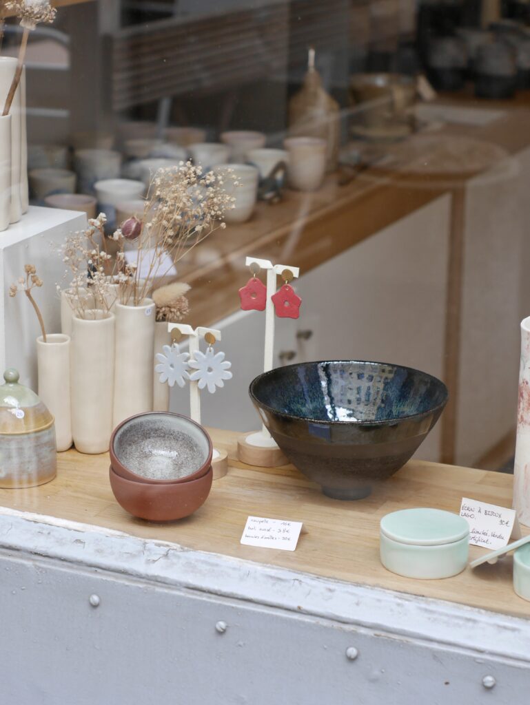 céramiques artisanales vitrine boutique