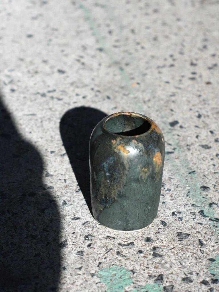 petit vase noir en poterie