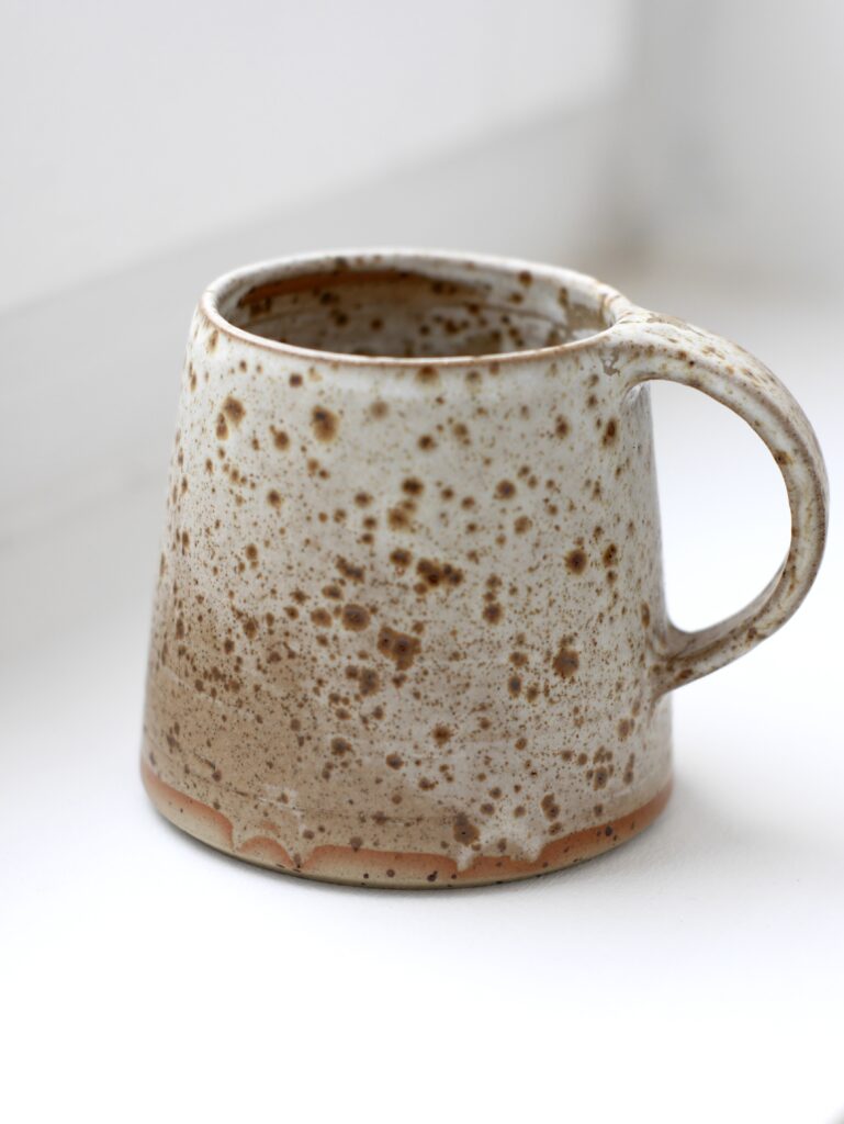 Mug en céramique moucheté